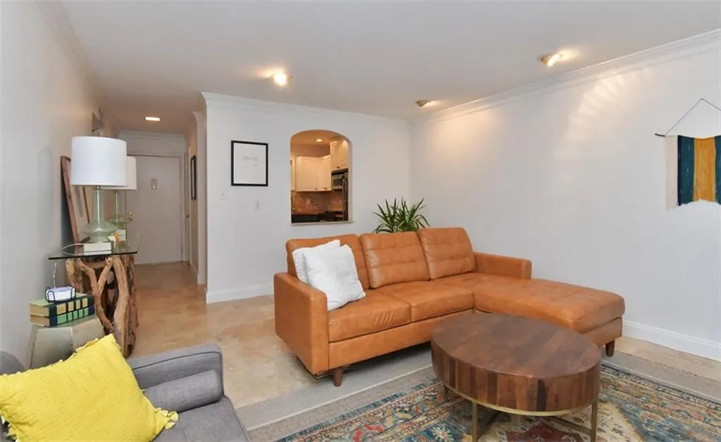 5400 Roswell Road Unit B4, Sandy Springs, Georgia 30342, 1 Bedroom Bedrooms, ,1 BathroomBathrooms,Residential,Sold,5400 Roswell Road Unit B4,6841060