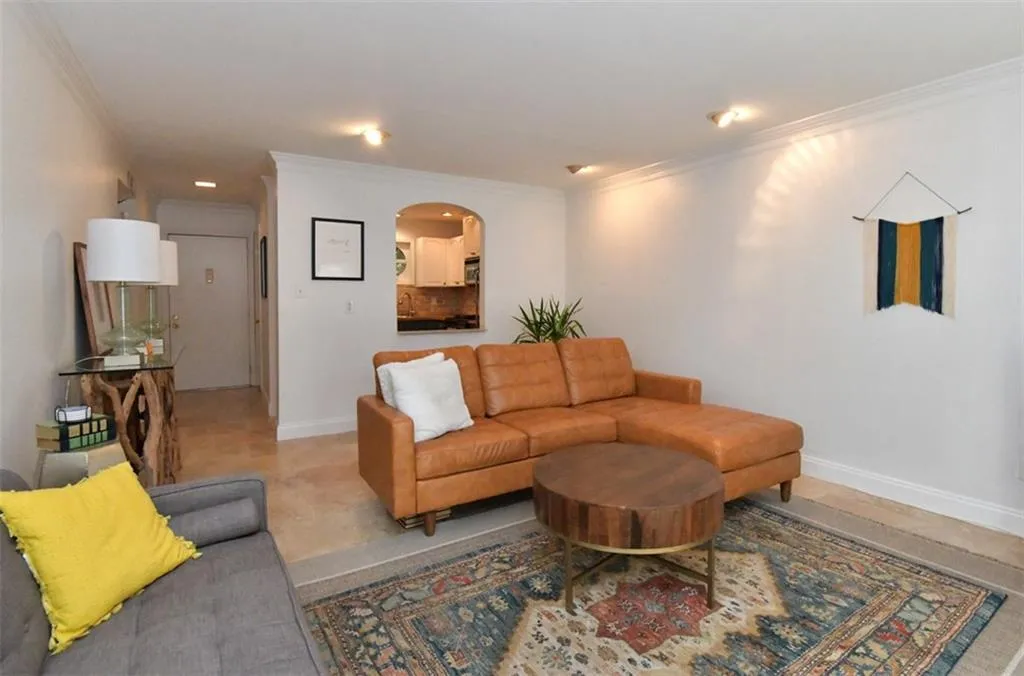 5400 Roswell Road Unit B4, Sandy Springs, Georgia 30342, 1 Bedroom Bedrooms, ,1 BathroomBathrooms,Residential,Sold,5400 Roswell Road Unit B4,6841060