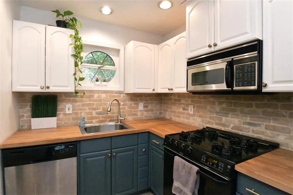 5400 Roswell Road Unit B4, Sandy Springs, Georgia 30342, 1 Bedroom Bedrooms, ,1 BathroomBathrooms,Residential,Sold,5400 Roswell Road Unit B4,6841060