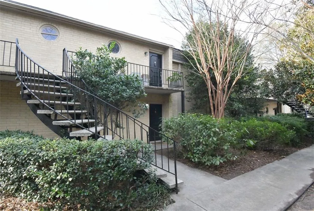 5400 Roswell Road Unit B4, Sandy Springs, Georgia 30342, 1 Bedroom Bedrooms, ,1 BathroomBathrooms,Residential,Sold,5400 Roswell Road Unit B4,6841060