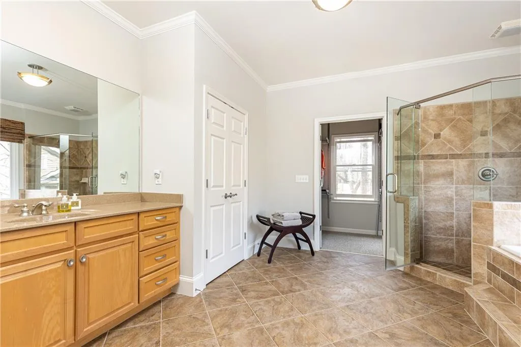700 Glengate Place, Sandy Springs, Georgia 30328, 5 Bedrooms Bedrooms, ,5 BathroomsBathrooms,Residential,Sold,700 Glengate Place,7170986
