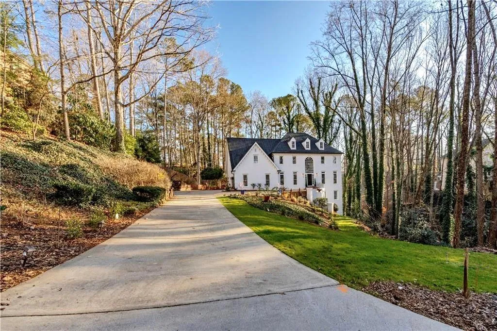 9560 Huntcliff Trace, Sandy Springs, Georgia 30350, 6 Bedrooms Bedrooms, ,4 BathroomsBathrooms,Residential,Sold,9560 Huntcliff Trace,6989638