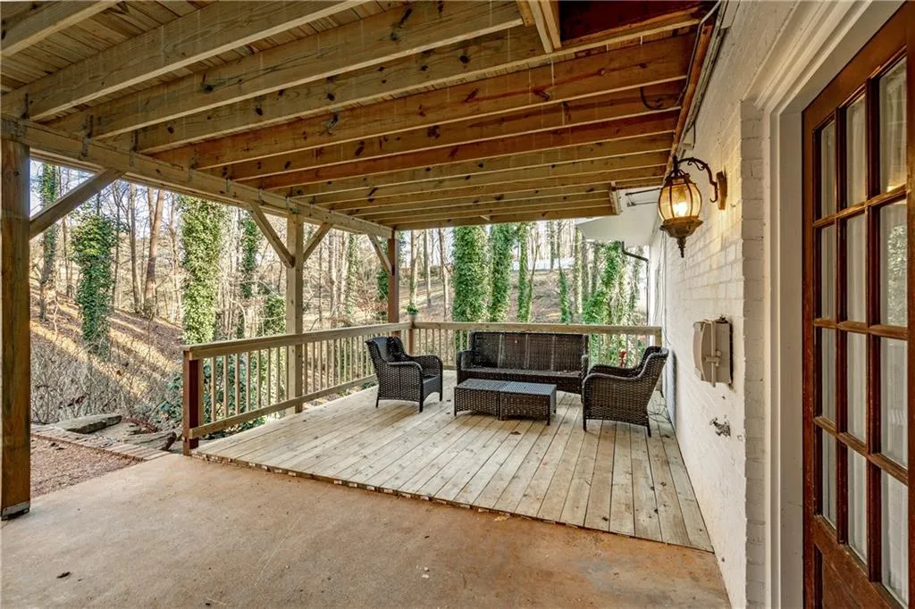 9560 Huntcliff Trace, Sandy Springs, Georgia 30350, 6 Bedrooms Bedrooms, ,4 BathroomsBathrooms,Residential,Sold,9560 Huntcliff Trace,6989638