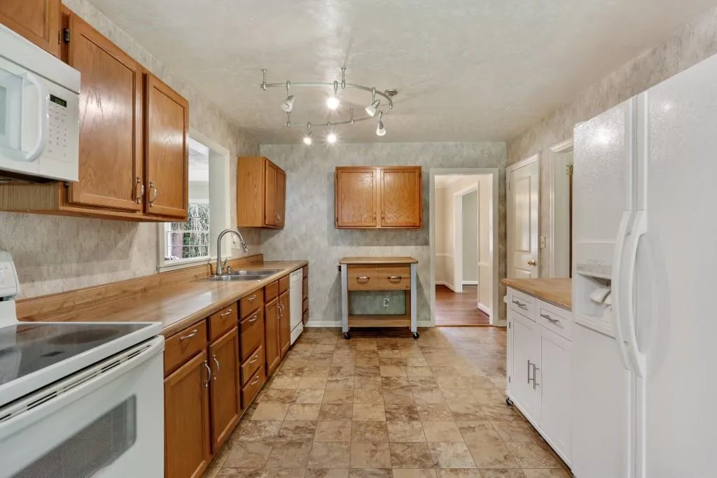 164 Osner Drive, Sandy Springs, Georgia 30342, 3 Bedrooms Bedrooms, ,2 BathroomsBathrooms,Residential,Sold,164 Osner Drive,5760147