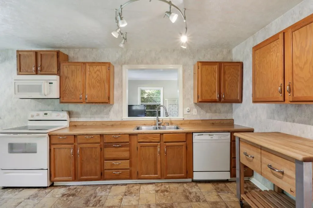 164 Osner Drive, Sandy Springs, Georgia 30342, 3 Bedrooms Bedrooms, ,2 BathroomsBathrooms,Residential,Sold,164 Osner Drive,5760147