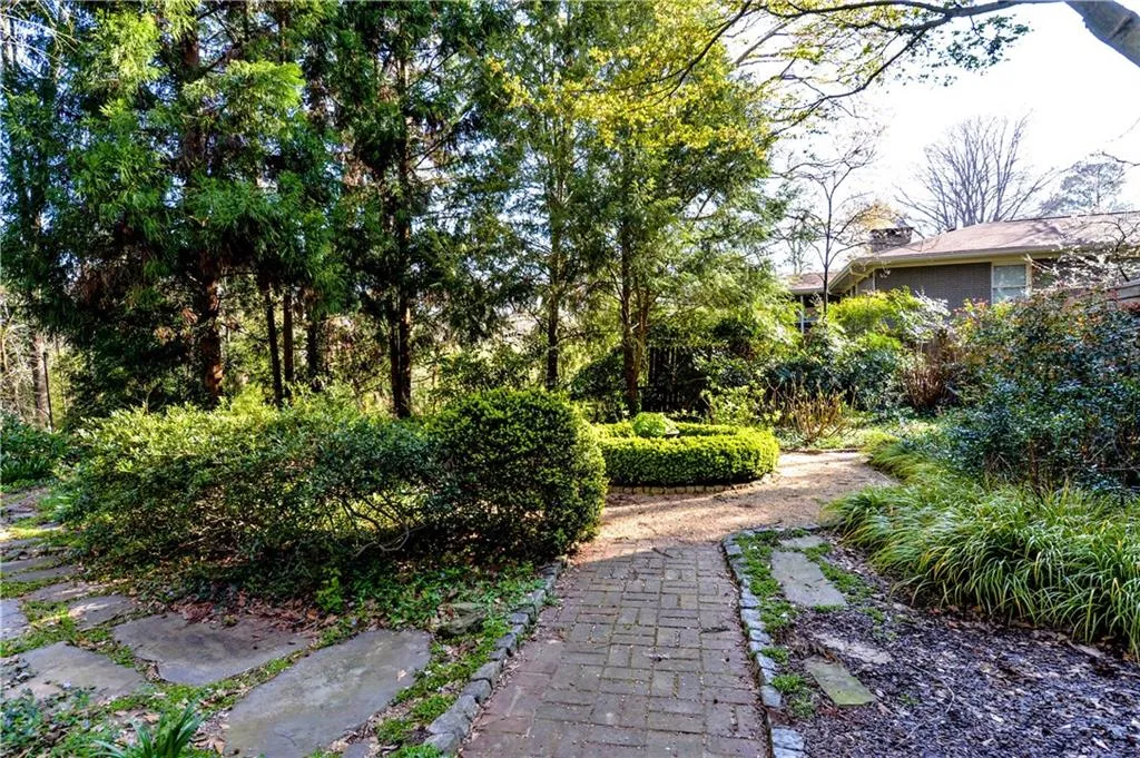 810 Starlight Drive, Sandy Springs, Georgia 30342, 3 Bedrooms Bedrooms, ,2 BathroomsBathrooms,Residential,Sold,810 Starlight Drive,5979258