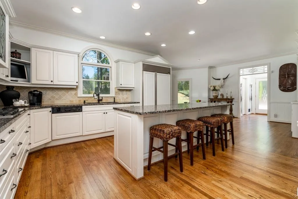 210 Grogans Landing, Sandy Springs, Georgia 30350, 5 Bedrooms Bedrooms, ,4 BathroomsBathrooms,Residential,Sold,210 Grogans Landing,6872505