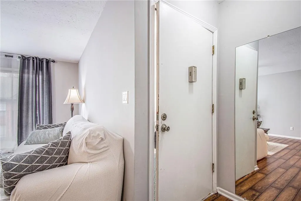 6851 Roswell Road Unit B7, Sandy Springs, Georgia 30328, 1 Bedroom Bedrooms, ,1 BathroomBathrooms,Residential,Sold,6851 Roswell Road Unit B7,7020371
