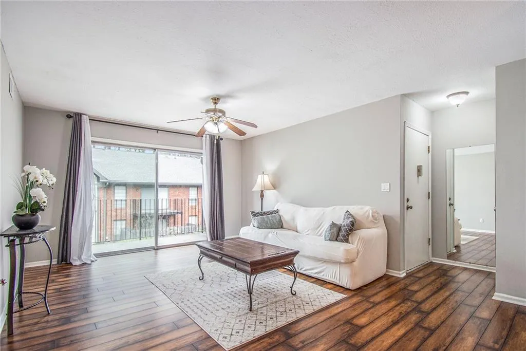 6851 Roswell Road Unit B7, Sandy Springs, Georgia 30328, 1 Bedroom Bedrooms, ,1 BathroomBathrooms,Residential,Sold,6851 Roswell Road Unit B7,7020371