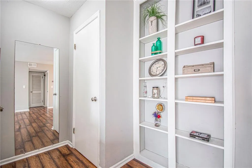 6851 Roswell Road Unit B7, Sandy Springs, Georgia 30328, 1 Bedroom Bedrooms, ,1 BathroomBathrooms,Residential,Sold,6851 Roswell Road Unit B7,7020371