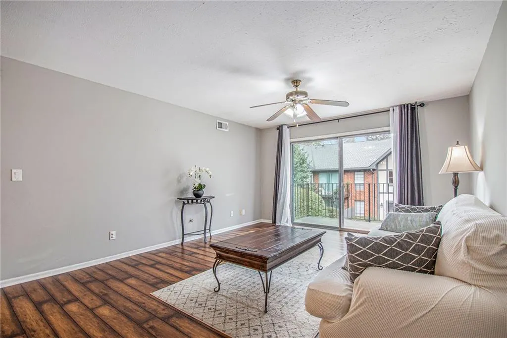 6851 Roswell Road Unit B7, Sandy Springs, Georgia 30328, 1 Bedroom Bedrooms, ,1 BathroomBathrooms,Residential,Sold,6851 Roswell Road Unit B7,7020371
