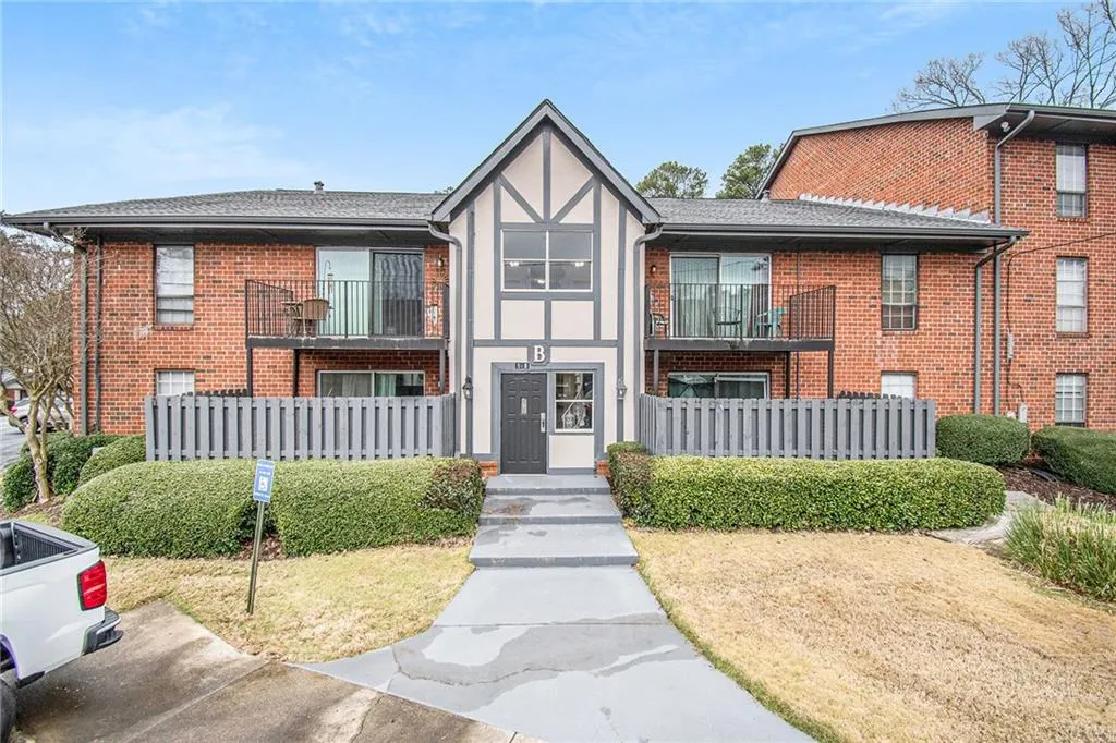 6851 Roswell Road Unit B7, Sandy Springs, Georgia 30328, 1 Bedroom Bedrooms, ,1 BathroomBathrooms,Residential,Sold,6851 Roswell Road Unit B7,7020371