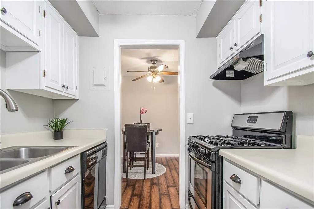 6851 Roswell Road Unit B7, Sandy Springs, Georgia 30328, 1 Bedroom Bedrooms, ,1 BathroomBathrooms,Residential,Sold,6851 Roswell Road Unit B7,7020371