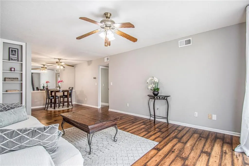 6851 Roswell Road Unit B7, Sandy Springs, Georgia 30328, 1 Bedroom Bedrooms, ,1 BathroomBathrooms,Residential,Sold,6851 Roswell Road Unit B7,7020371