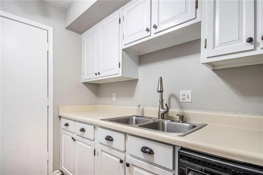 6851 Roswell Road Unit B7, Sandy Springs, Georgia 30328, 1 Bedroom Bedrooms, ,1 BathroomBathrooms,Residential,Sold,6851 Roswell Road Unit B7,7020371