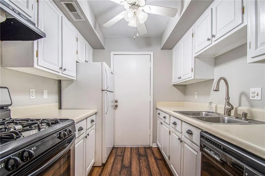 6851 Roswell Road Unit B7, Sandy Springs, Georgia 30328, 1 Bedroom Bedrooms, ,1 BathroomBathrooms,Residential,Sold,6851 Roswell Road Unit B7,7020371