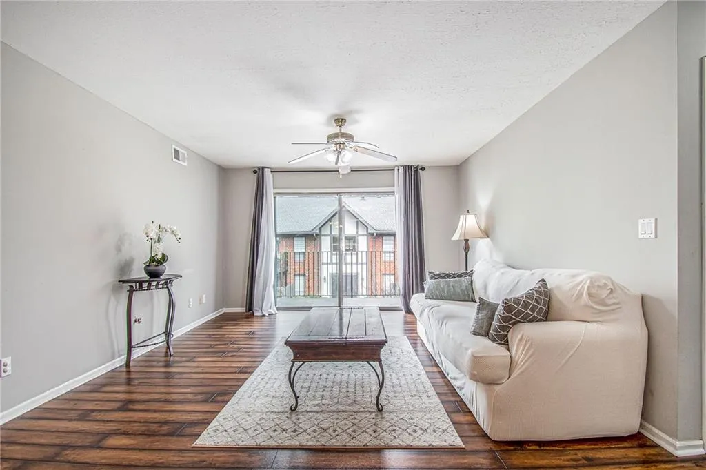 6851 Roswell Road Unit B7, Sandy Springs, Georgia 30328, 1 Bedroom Bedrooms, ,1 BathroomBathrooms,Residential,Sold,6851 Roswell Road Unit B7,7020371