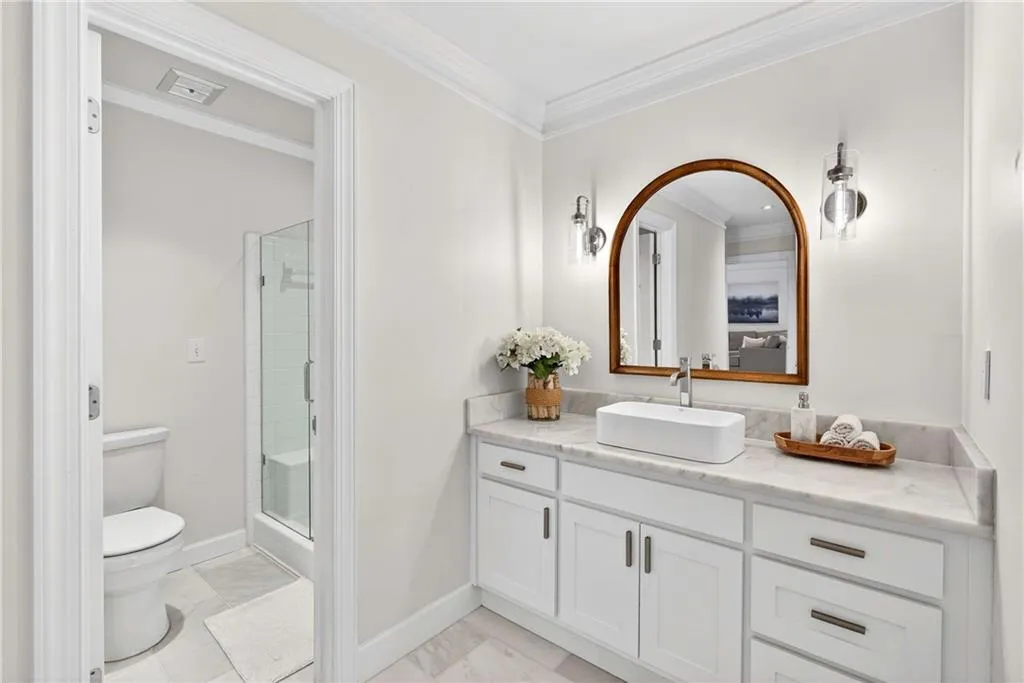 En suite to the terrace level bedroom, your guests can enjoy complete privacy.