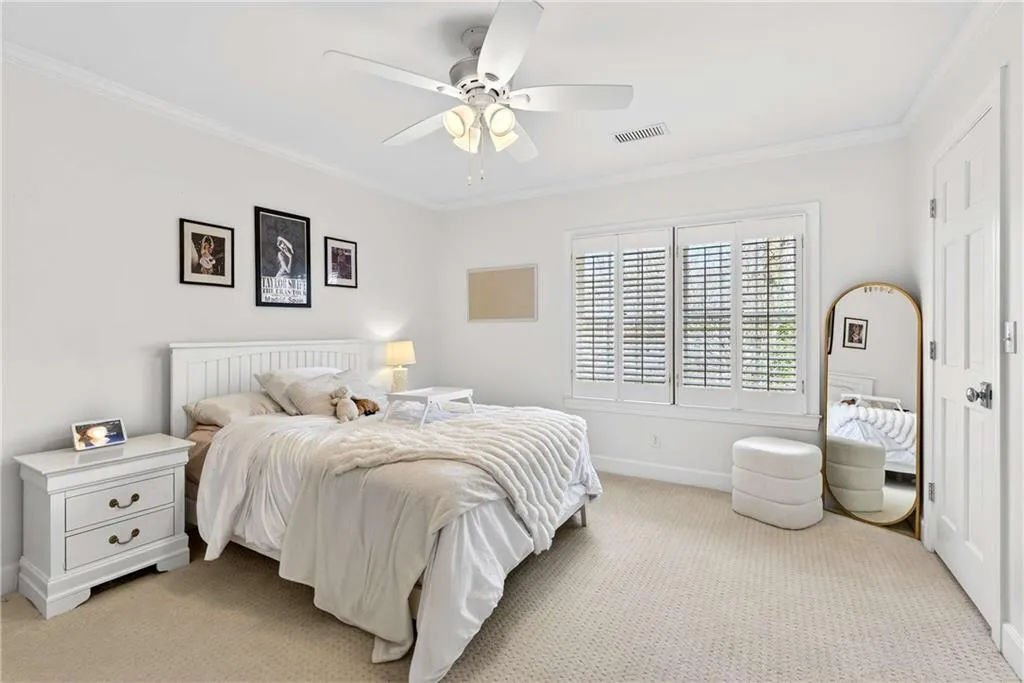 Thoughtfully proportioned and full of warmth, these bedrooms provide peaceful retreats for everyday living.  All are en suite and have their own vainty and toilet.