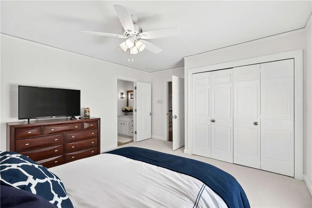 The guest en suite bedroom offers a comfortable and private retreat, ideal for visitors or multigenerational living.