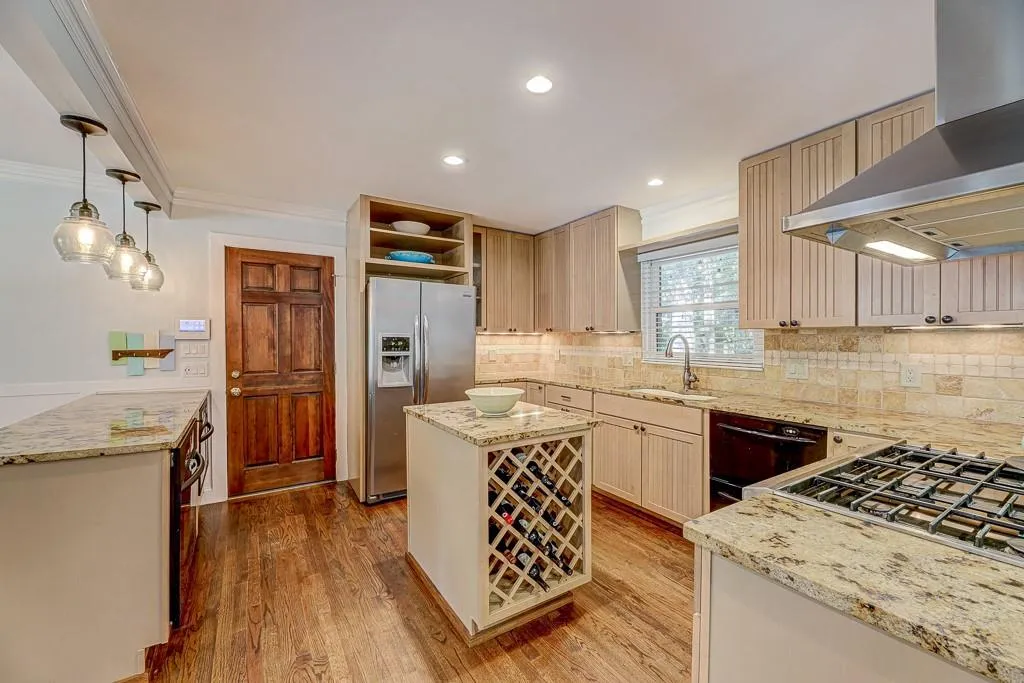 160 Devonwood Drive, Sandy Springs, Georgia 30328, 4 Bedrooms Bedrooms, ,3 BathroomsBathrooms,Residential,Sold,160 Devonwood Drive,6796299