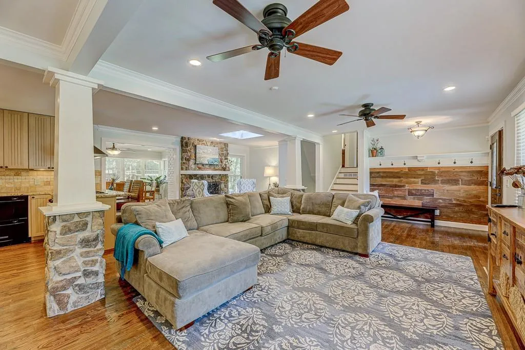 160 Devonwood Drive, Sandy Springs, Georgia 30328, 4 Bedrooms Bedrooms, ,3 BathroomsBathrooms,Residential,Sold,160 Devonwood Drive,6796299