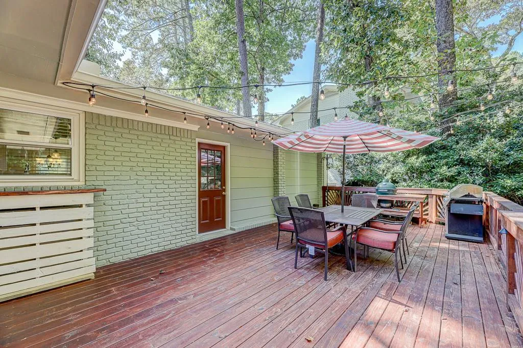 160 Devonwood Drive, Sandy Springs, Georgia 30328, 4 Bedrooms Bedrooms, ,3 BathroomsBathrooms,Residential,Sold,160 Devonwood Drive,6796299