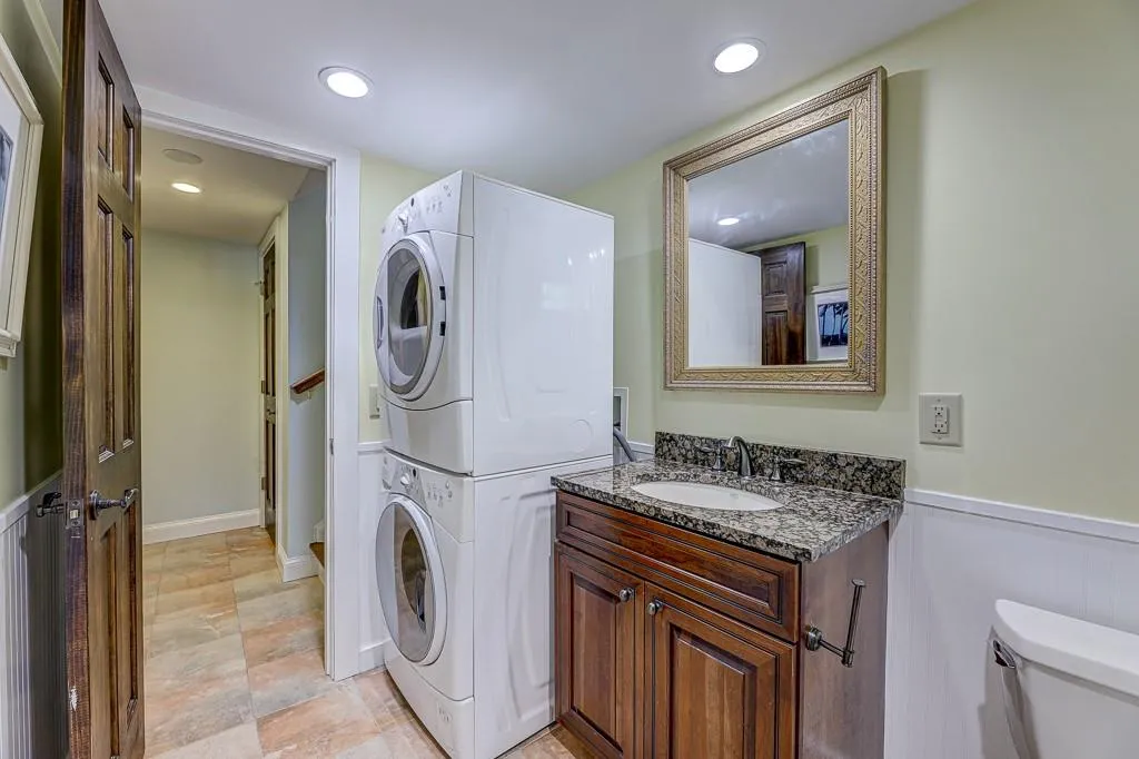 160 Devonwood Drive, Sandy Springs, Georgia 30328, 4 Bedrooms Bedrooms, ,3 BathroomsBathrooms,Residential,Sold,160 Devonwood Drive,6796299