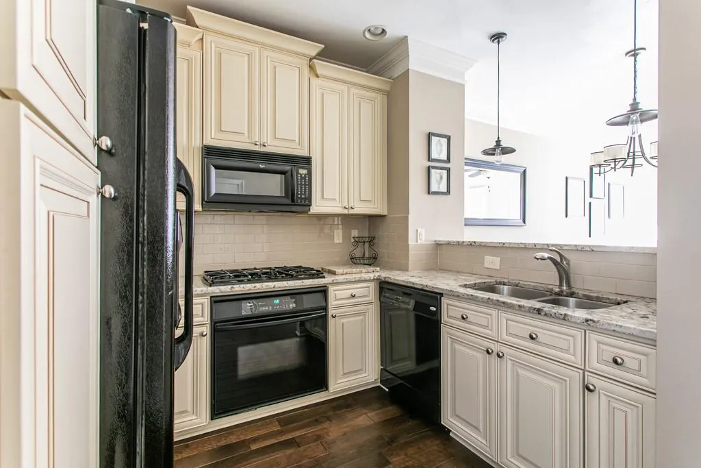 1054 Glenridge Place, Atlanta, Georgia 30342, 2 Bedrooms Bedrooms, ,1 BathroomBathrooms,Residential,Sold,1054 Glenridge Place,6821474