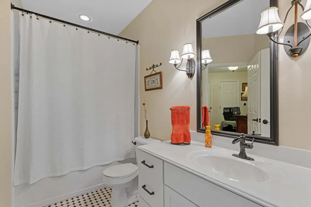 5559 Glenridge Drive Unit 1309, Atlanta, Georgia 30342, 2 Bedrooms Bedrooms, ,2 BathroomsBathrooms,Residential,For Sale,5559 Glenridge Drive Unit 1309,7664057