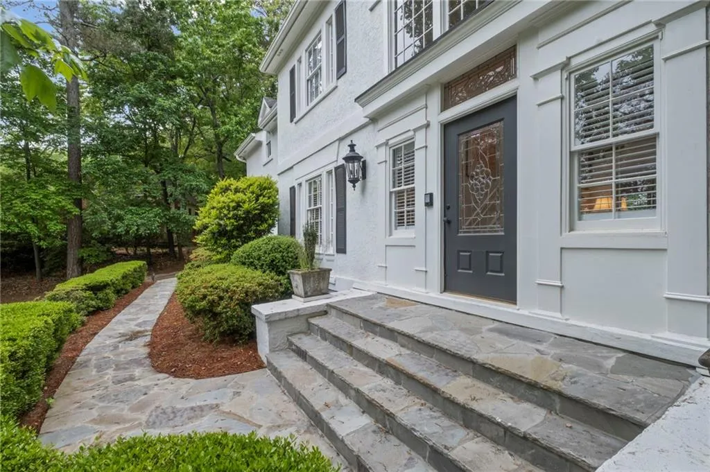 Doorway to property featuring stucco siding