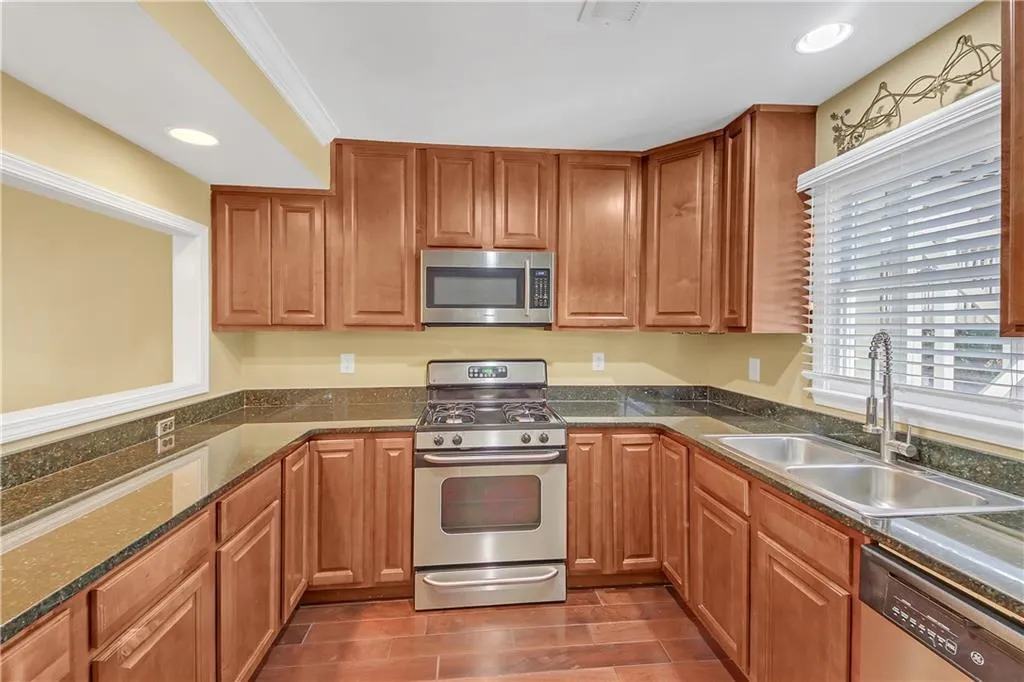 900 Camden Court, Atlanta, Georgia 30327, 2 Bedrooms Bedrooms, ,2 BathroomsBathrooms,Residential,Sold,900 Camden Court,7515858