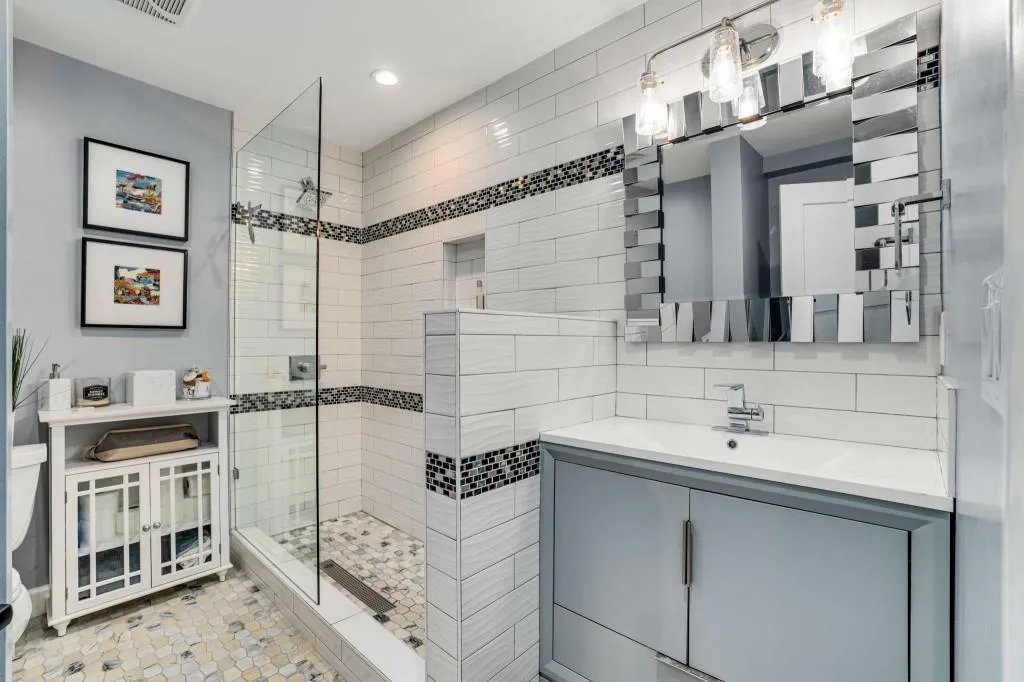 Studio level ensuite bath.