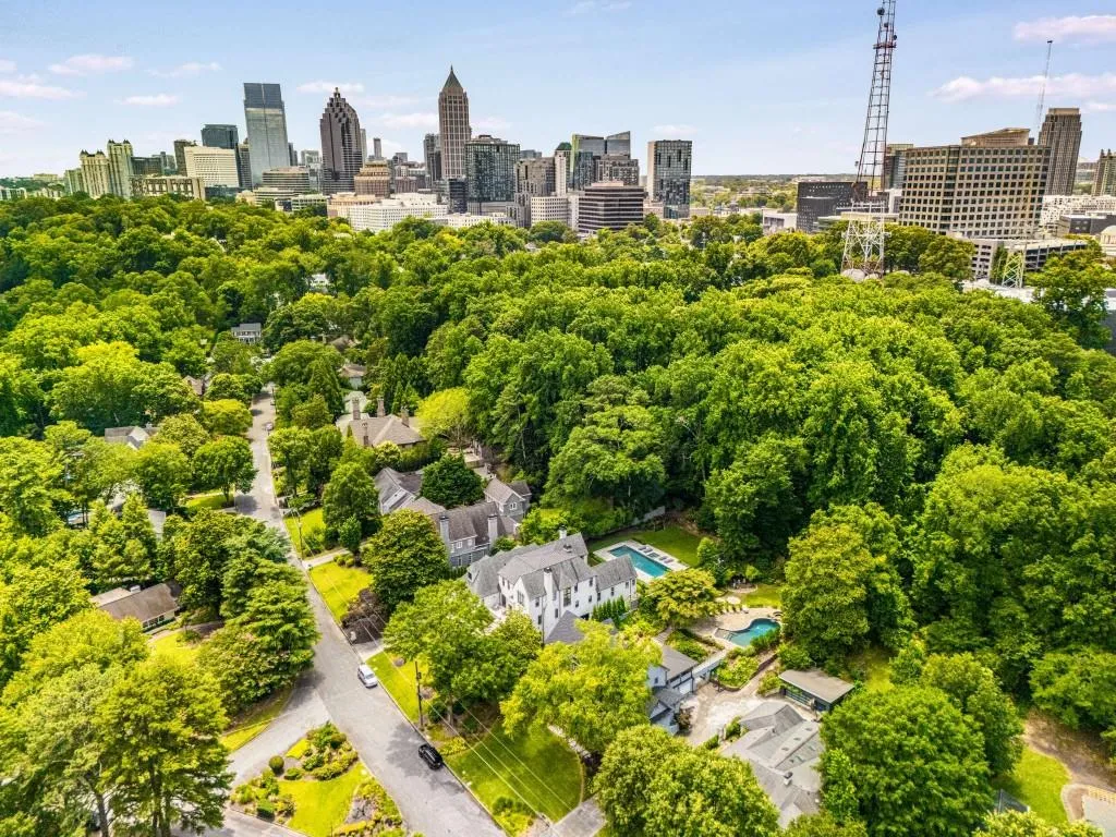 Short distance to all of the great restaurants of midtown.  Walking distance to Ansley Country Club and golf course.