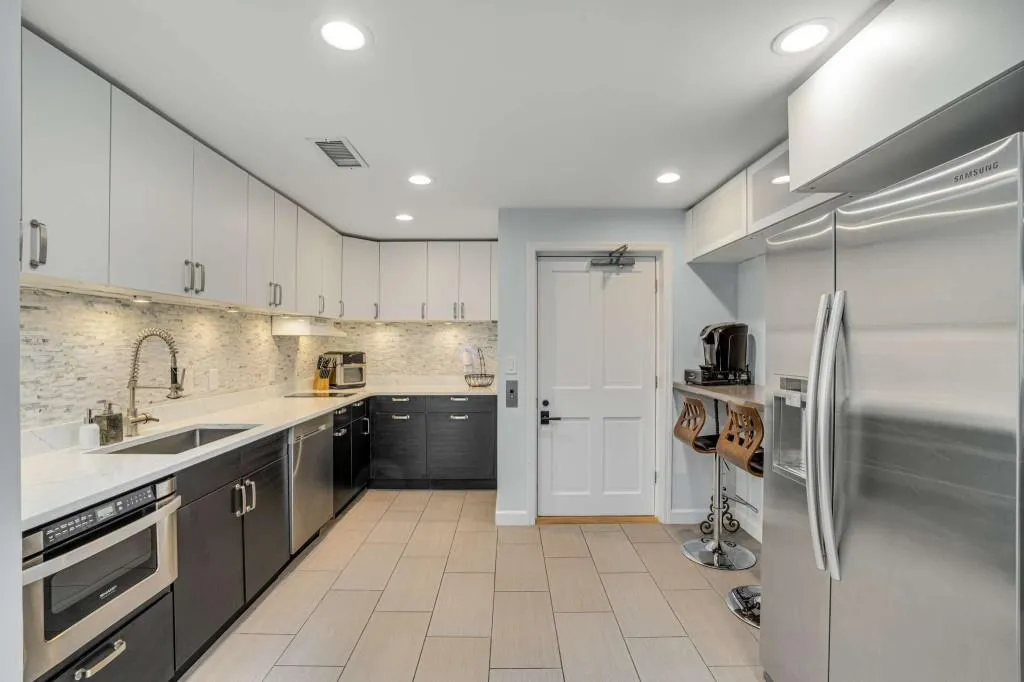 This studio offers a complete kitchen!