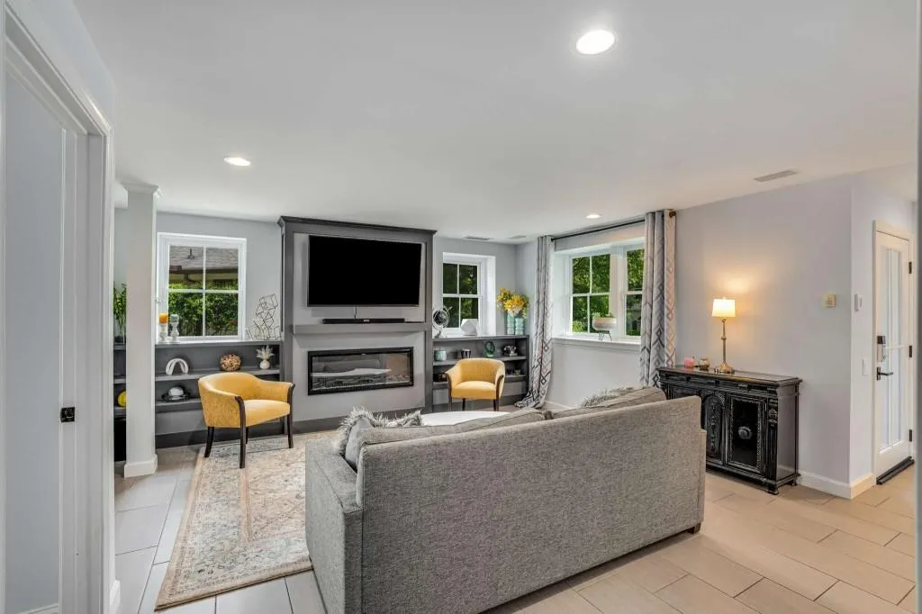 Located on the lower level, this full studio apartment offers a separate entrance and is perfect for an au pair, college son/daughter or guests!