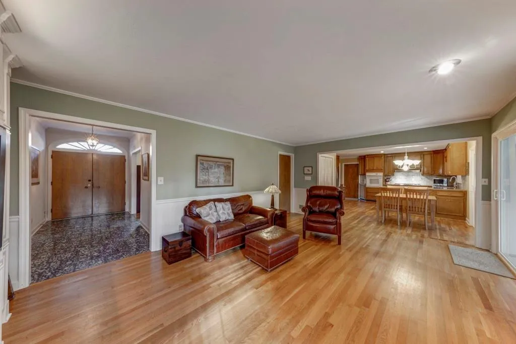 315 Riverhill Drive, Sandy Springs, Georgia 30328, 3 Bedrooms Bedrooms, ,2 BathroomsBathrooms,Residential,Sold,315 Riverhill Drive,6985988