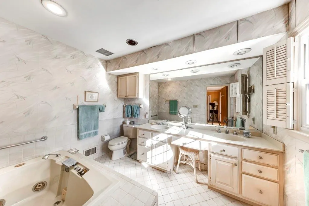 315 Riverhill Drive, Sandy Springs, Georgia 30328, 3 Bedrooms Bedrooms, ,2 BathroomsBathrooms,Residential,Sold,315 Riverhill Drive,6985988