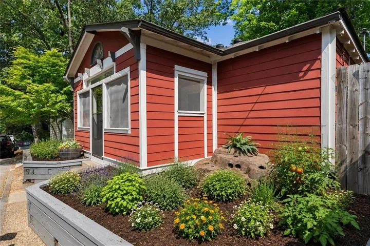 Room for your own manageable garden! (Virtual Image)