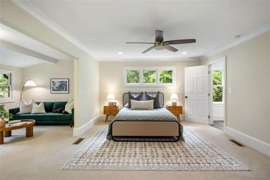 Primary Suite-Bedroom, sitting room on Main level