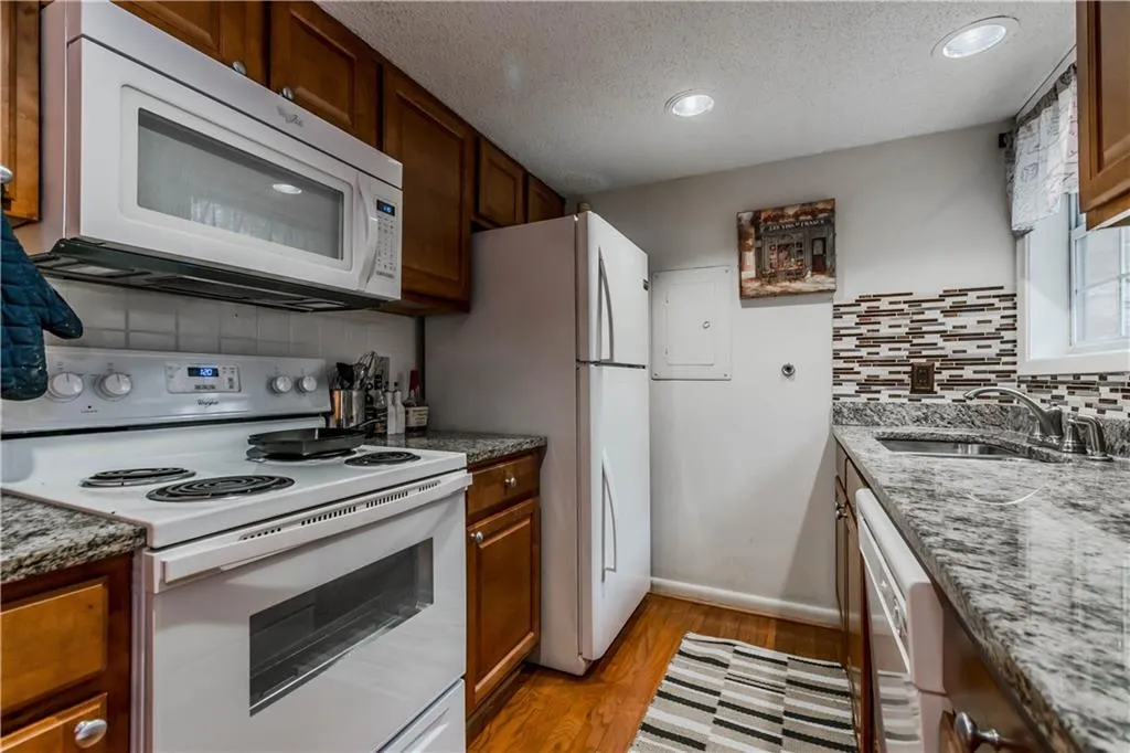 6900 Roswell Road Unit B1, Atlanta, Georgia 30328, 2 Bedrooms Bedrooms, ,2 BathroomsBathrooms,Residential,Sold,6900 Roswell Road Unit B1,5940216