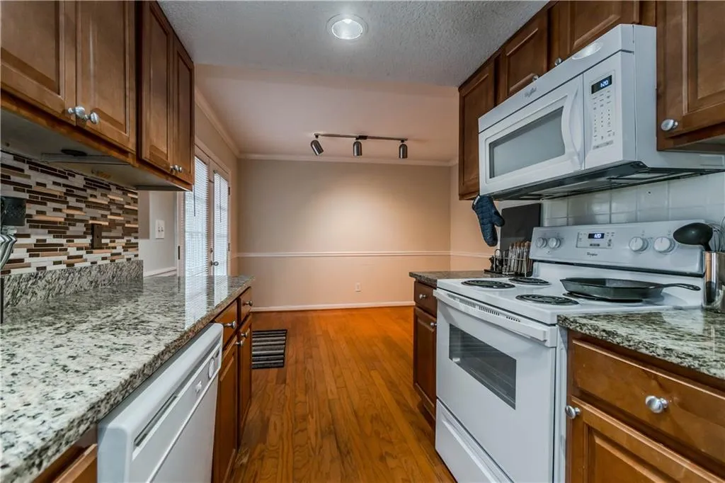 6900 Roswell Road Unit B1, Atlanta, Georgia 30328, 2 Bedrooms Bedrooms, ,2 BathroomsBathrooms,Residential,Sold,6900 Roswell Road Unit B1,5940216