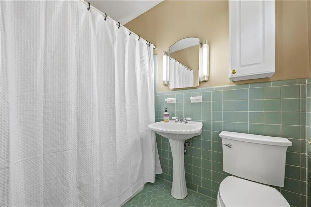 Ensuite Bathroom, Secondary Primary on the main