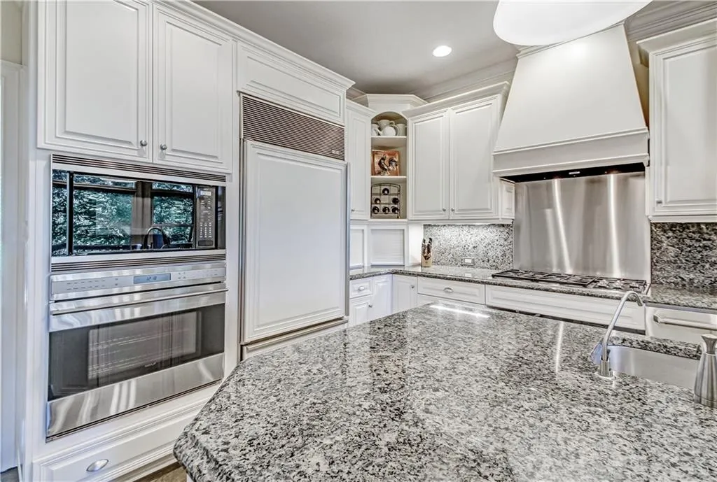 230 Inland Ridge Way, Sandy Springs, Georgia 30342, 5 Bedrooms Bedrooms, ,3 BathroomsBathrooms,Residential,Sold,230 Inland Ridge Way,6712572