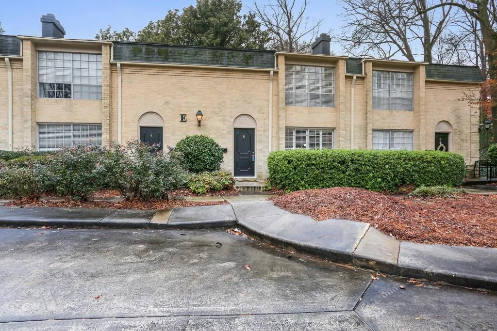 5400 Roswell Road Unit E5, Sandy Springs, Georgia 30342, 2 Bedrooms Bedrooms, ,1 BathroomBathrooms,Residential,Sold,5400 Roswell Road Unit E5,6112064