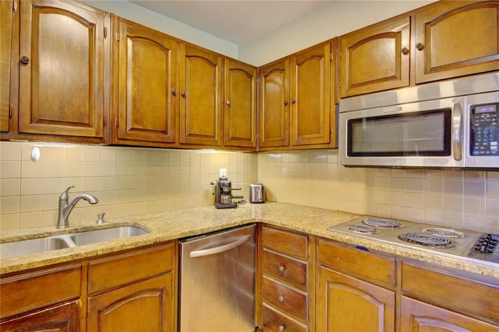 240 Abington Drive, Atlanta, Georgia 30328, 3 Bedrooms Bedrooms, ,2 BathroomsBathrooms,Residential,Sold,240 Abington Drive,7397627