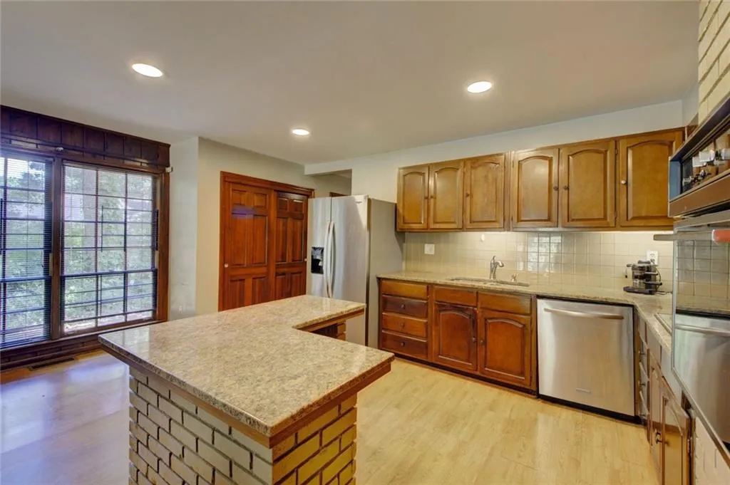 240 Abington Drive, Atlanta, Georgia 30328, 3 Bedrooms Bedrooms, ,2 BathroomsBathrooms,Residential,Sold,240 Abington Drive,7397627