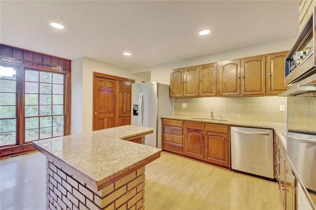 240 Abington Drive, Atlanta, Georgia 30328, 3 Bedrooms Bedrooms, ,2 BathroomsBathrooms,Residential,Sold,240 Abington Drive,7397627