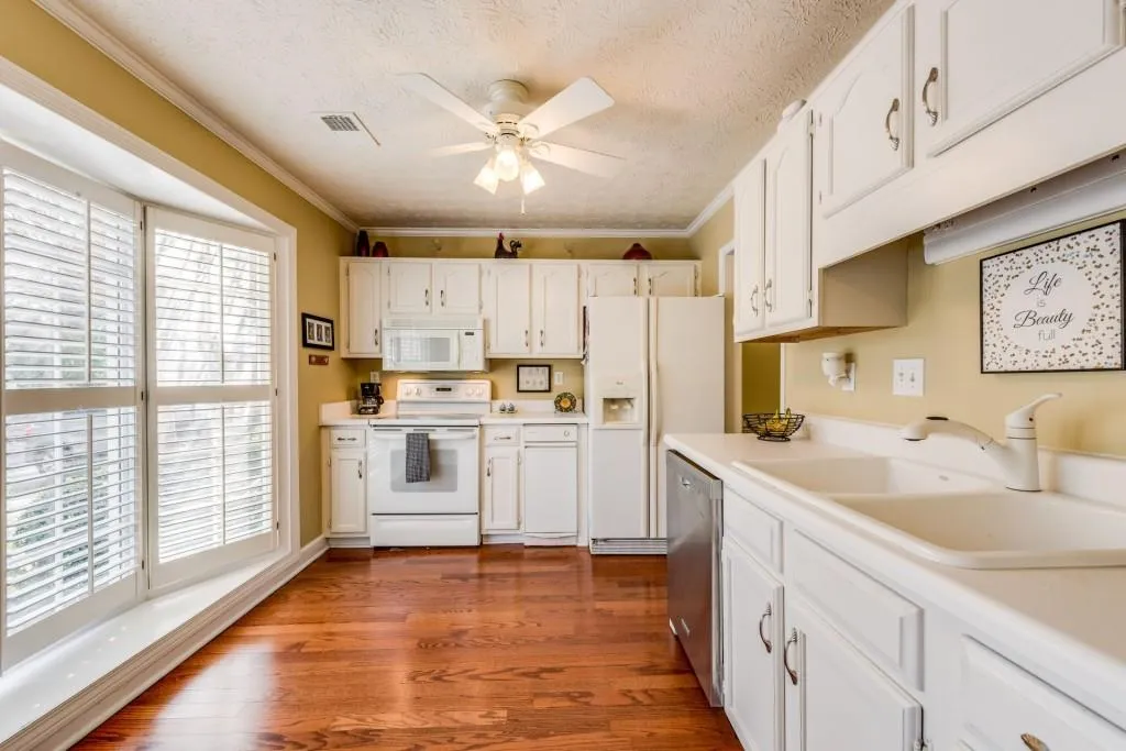 7904 Briar Villa Place, Sandy Springs, Georgia 30350, 3 Bedrooms Bedrooms, ,2 BathroomsBathrooms,Residential,Sold,7904 Briar Villa Place,5935031