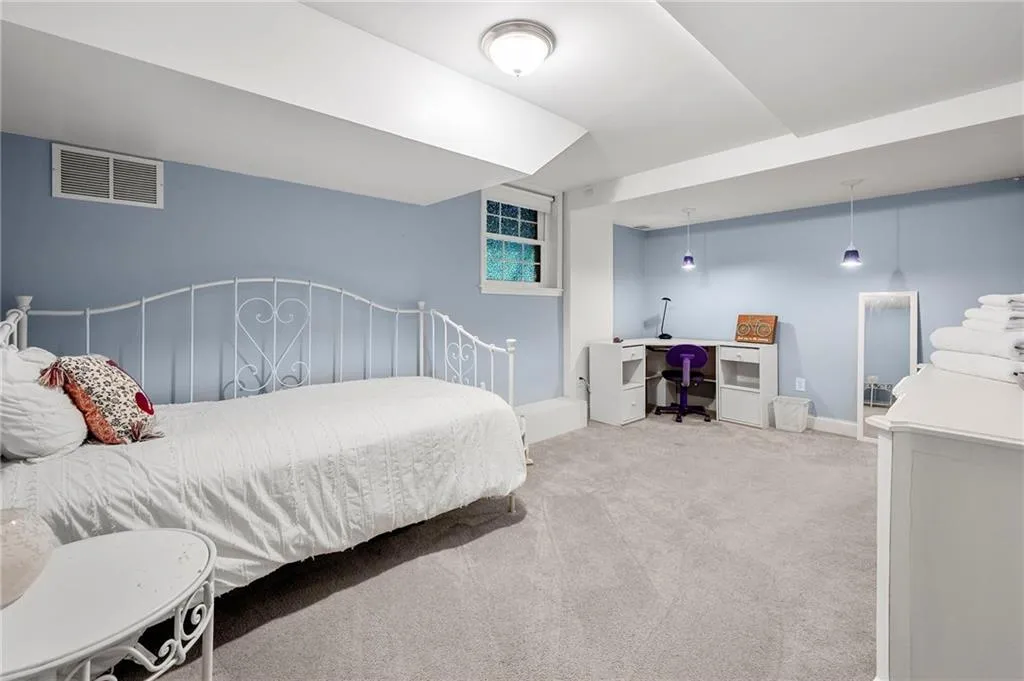 Bedroom with carpet flooring, baseboards, and visible vents
